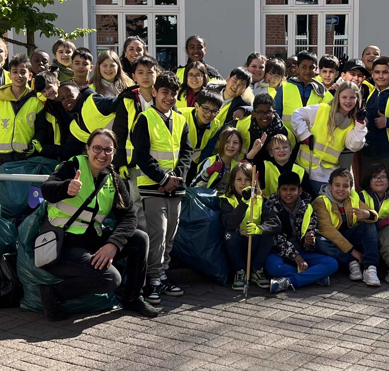 Anja Harder und Kinder von und vor der Schule auf der Goldstraße